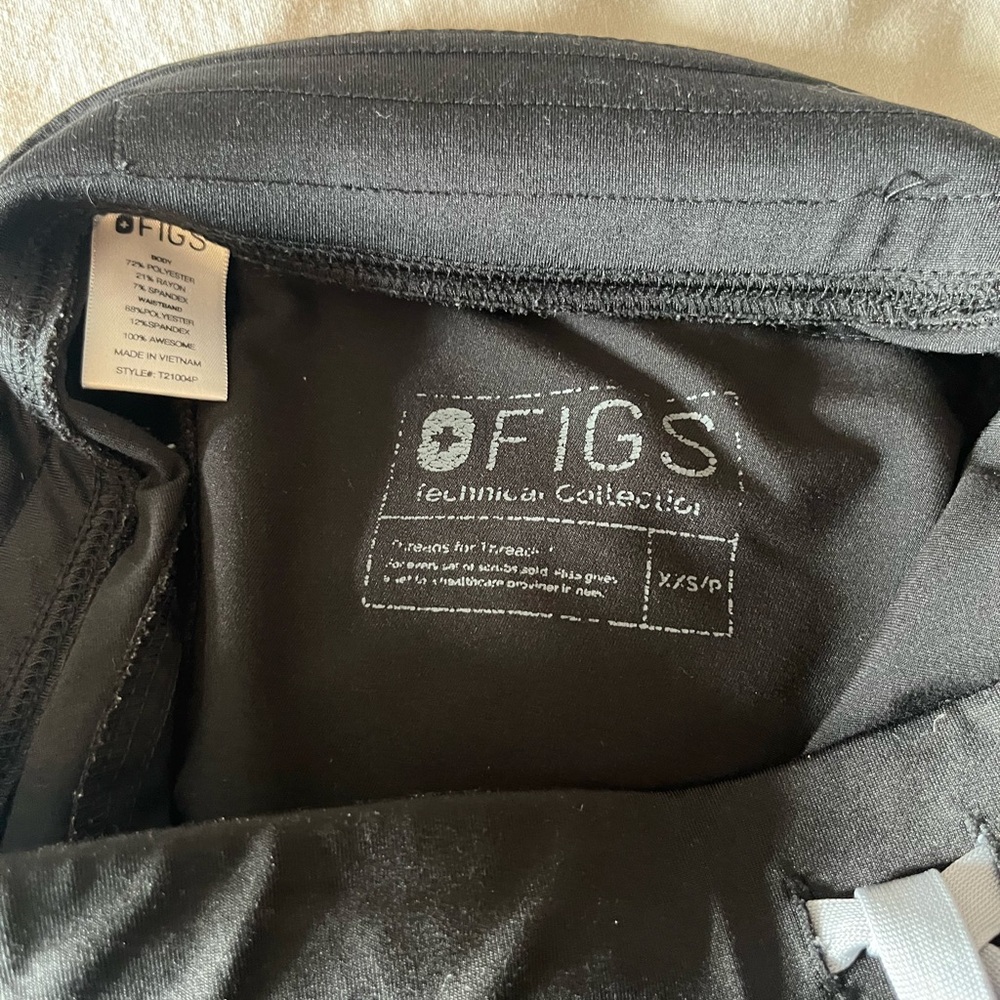 Figs Black Kade Cargo Scrub pants - Picture 2 of 6